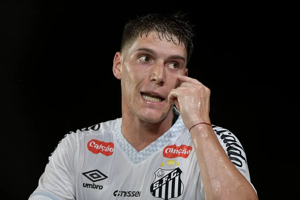 Rollheiser é um dos 6 jogadores do Santos pendurados contra o Fluminense – Foto: Thiago Ribeiro/AGIF