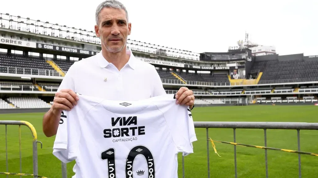 Juan Pablo Vojvoda terá a missão de reeguer o Santos no Campeonato Brasileiro – Foto: Mauricio De Souza/AGIF