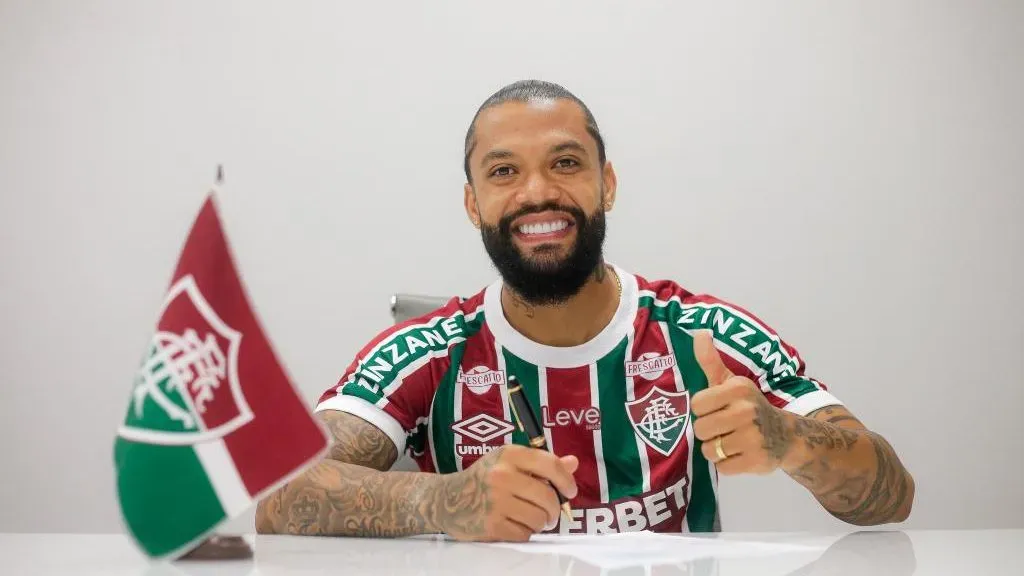 Otávio assinando com o Fluminense