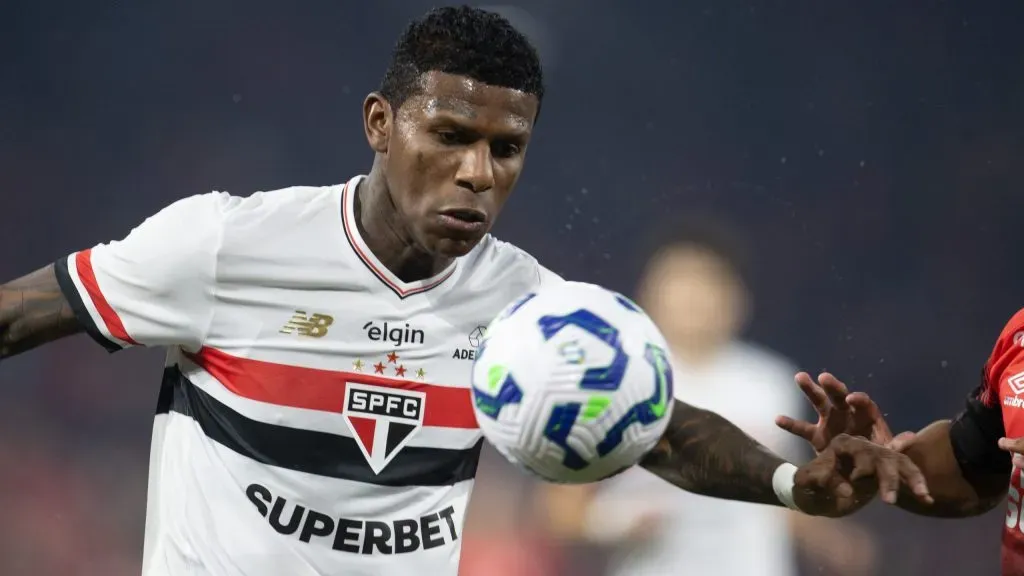 Arboleda em ação pelo São Paulo no duelo contra o Athletico-PR – Foto: Hedeson Alves/AGIF