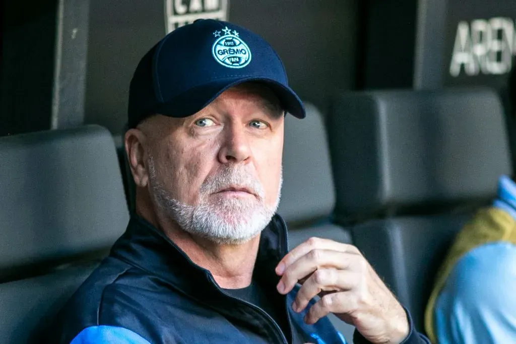 Mano Menezes tem mais uma preocupação para administrar – Foto: Fernando Moreno/AGIF