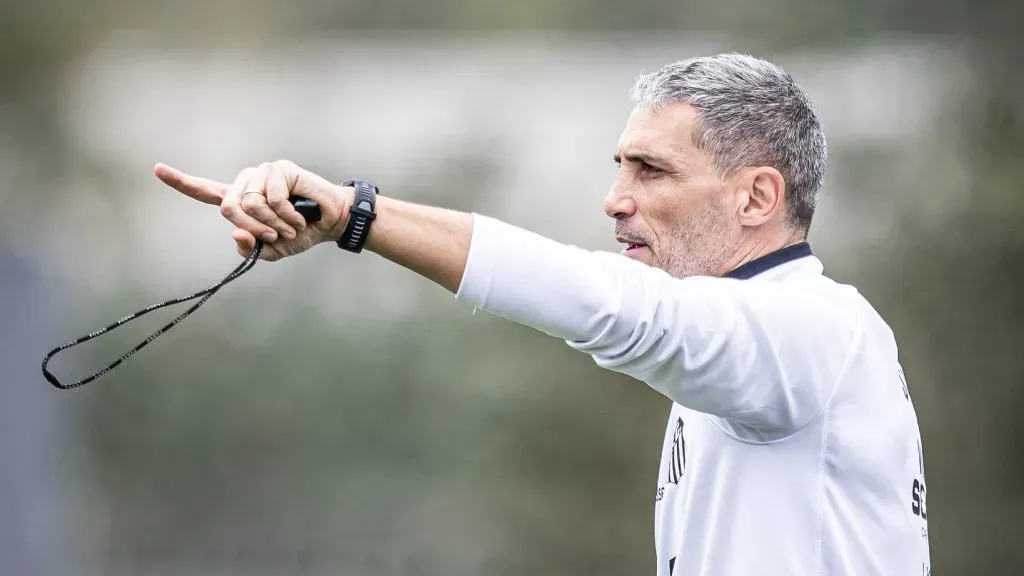 Vojvoda comando treino no CT Rei Pelé e quer contar com Guilherme para retomada do Santos – Foto: Raul Baretta/ Santos FC.