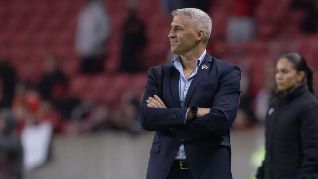 Hernán Crespo deve colocar Luciano como 9 até o fim da temporada. Foto: técnico do São Paulo. Foto: Maxi Franzoi/AGIF.