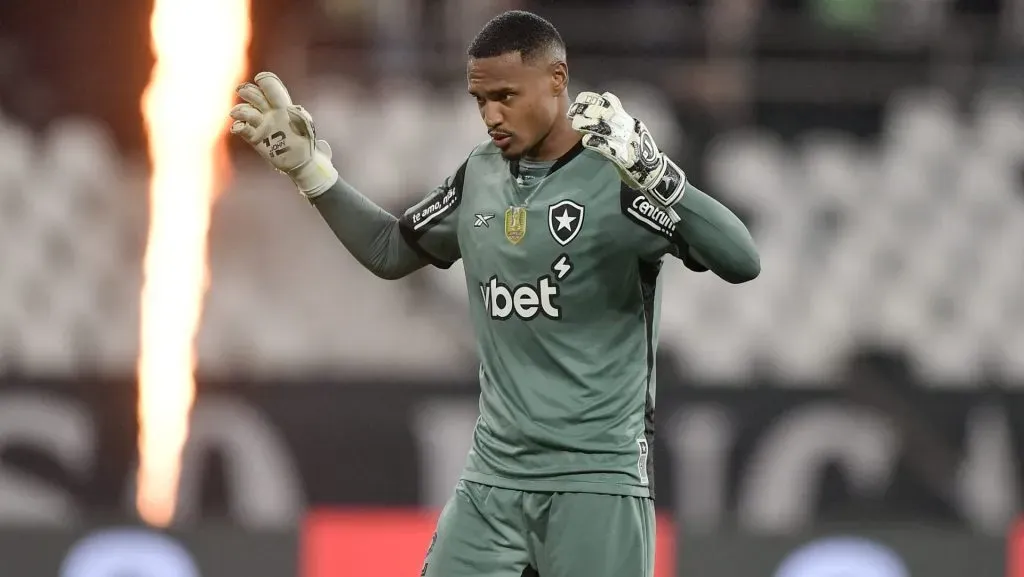 John tem mais chances de ficar no Botafogo - Foto: Thiago Ribeiro/AGIF.