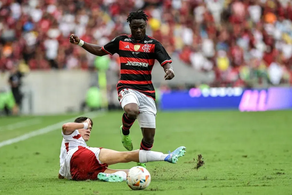 Shola disputou apenas cinco jogos pelo profissional do Flamengo e deixa o Ninho do Urubu – Foto: Thiago Ribeiro/AGIF