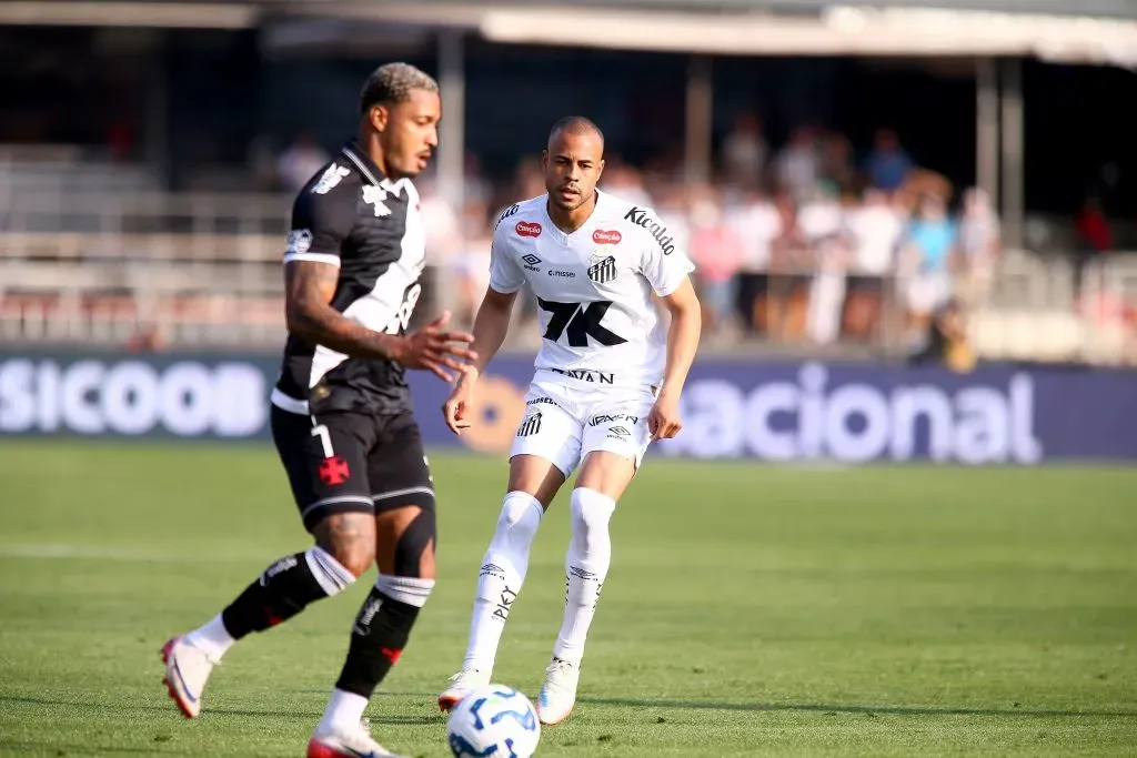 Mayke jogador do Santos durante partida contra o Vasco no estadio Morumbi pelo campeonato Brasileiro A 2025. Foto: Mauricio De Souza/AGIF