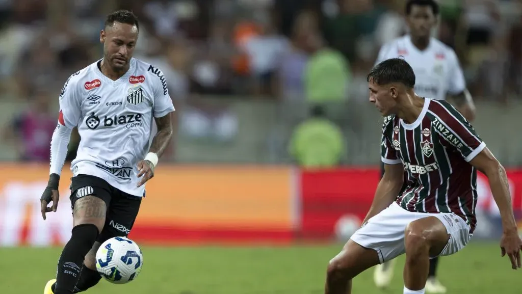 Neymar disputando lance. Foto: Jorge Rodrigues/AGIF