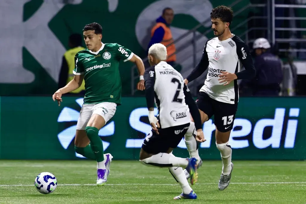 Sosa jogador do Palmeiras disputa lance com jogador do Corinthians – Foto: Marcello Zambrana/AGIF