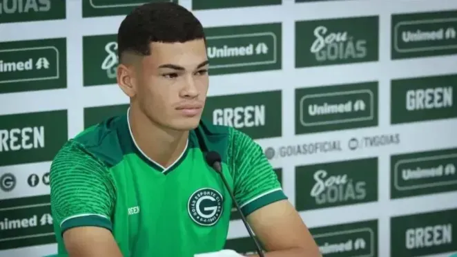 Anthony, zagueiro do Goiás, em entrevista coletiva (Imagem: Rosiron Rodrigues/Goiás)