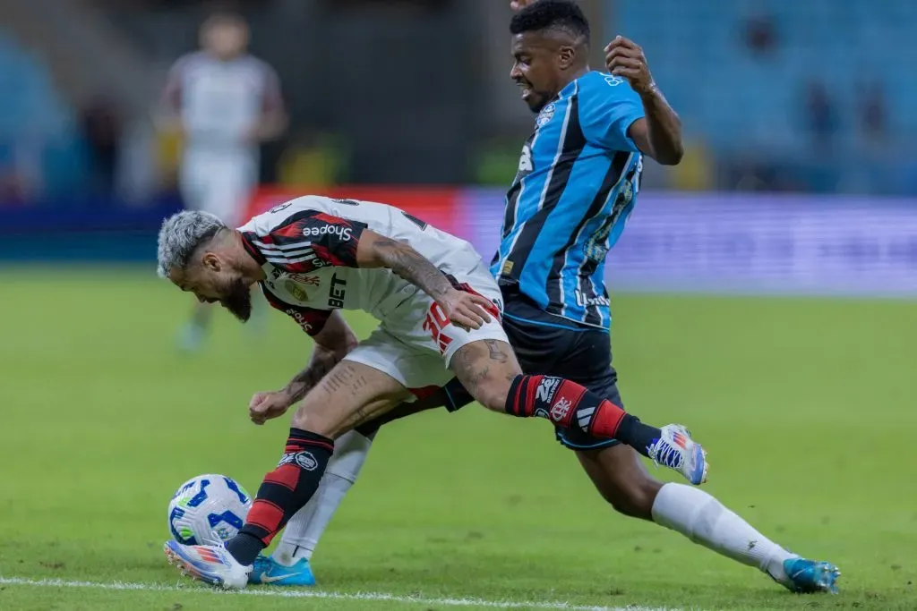 Jemerson jogador do Gremio disputa lance com Michael jogador do Flamengo – Foto: Liamara Polli/AGIF