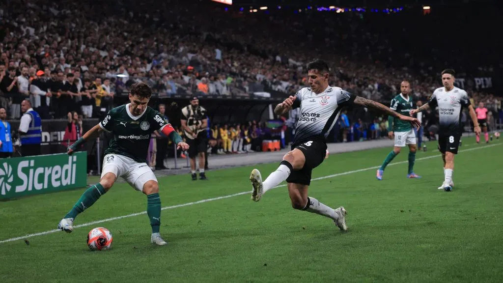 Fabrizio Angileri jogador do Corinthians disputa lance com Raphael Veiga jogador do Palmeiras durante partida no estadio Arena Corinthians pelo campeonato Paulista 2025. Foto: Ettore Chiereguini/AGIF