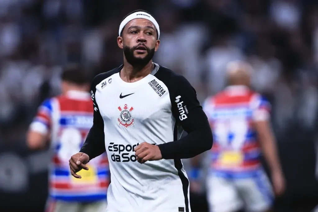 Memphis Depay, jogador do Corinthians, durante partida contra o Fortaleza no estadio Arena Corinthians pelo campeonato Brasileiro A 2025. Foto: Ettore Chiereguini/AGIF