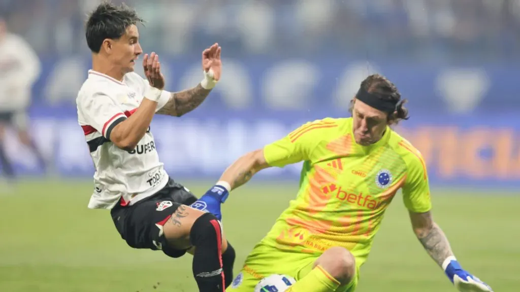 Cassio jogador do Cruzeiro disputa lance com Ferreirinha jogador do Sao Paulo durante partida no estadio Mineirao pelo campeonato Brasileiro A 2025. Foto: Gilson Lobo/AGIF