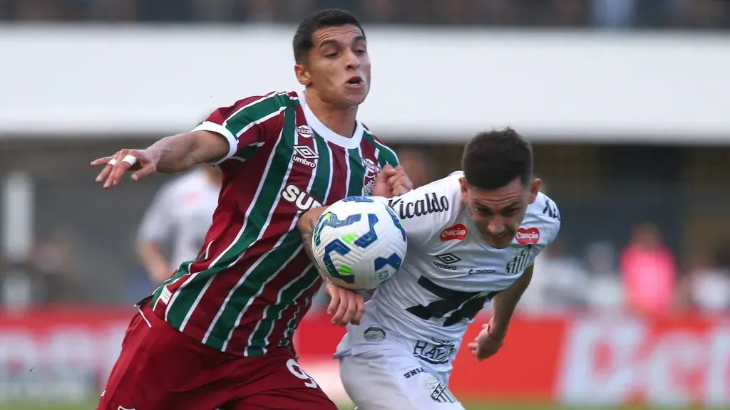 Gonzalo Escobar jogador do Santos durante partida contra o Fluminense no estadio Vila Belmiro pelo campeonato Brasileiro A 2025. Foto: Mauricio De Souza/AGIF