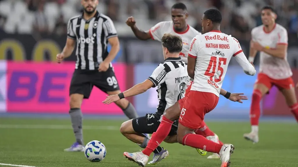 Montoro jogador do Botafogo durante partida contra o Bragantino no estadio Engenhao pelo campeonato Brasileiro A 2025. Foto: Thiago Ribeiro/AGIF