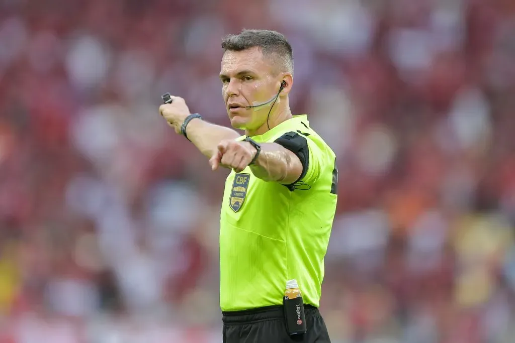 O arbitro Paulo Cesar Zanovelli da Silva durante partida entre Flamengo e Gremio – Foto: Thiago Ribeiro/AGIF
