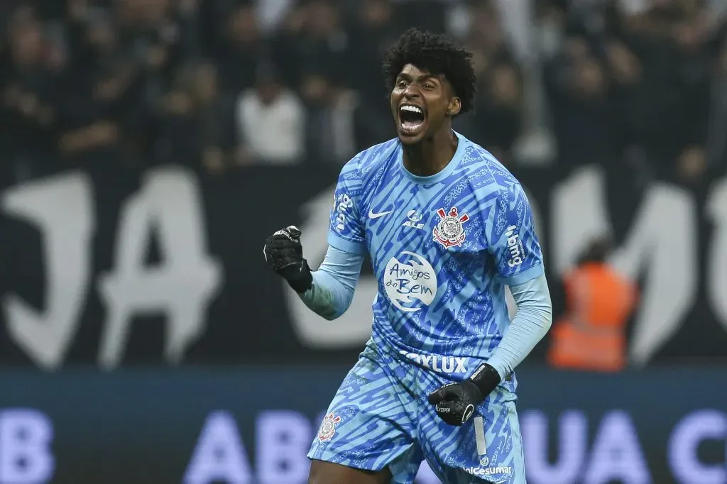 Hugo Souza em seu primeiro jogo pelo Corinthians diante do Criciúma na Neo Química Arena – (Photo by Ricardo Moreira/Getty Images)