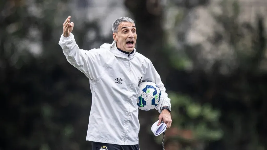 Vojvoda coloca a mão na massa no CT Rei Pelé – Foto: Raul Baretta/ Santos FC.