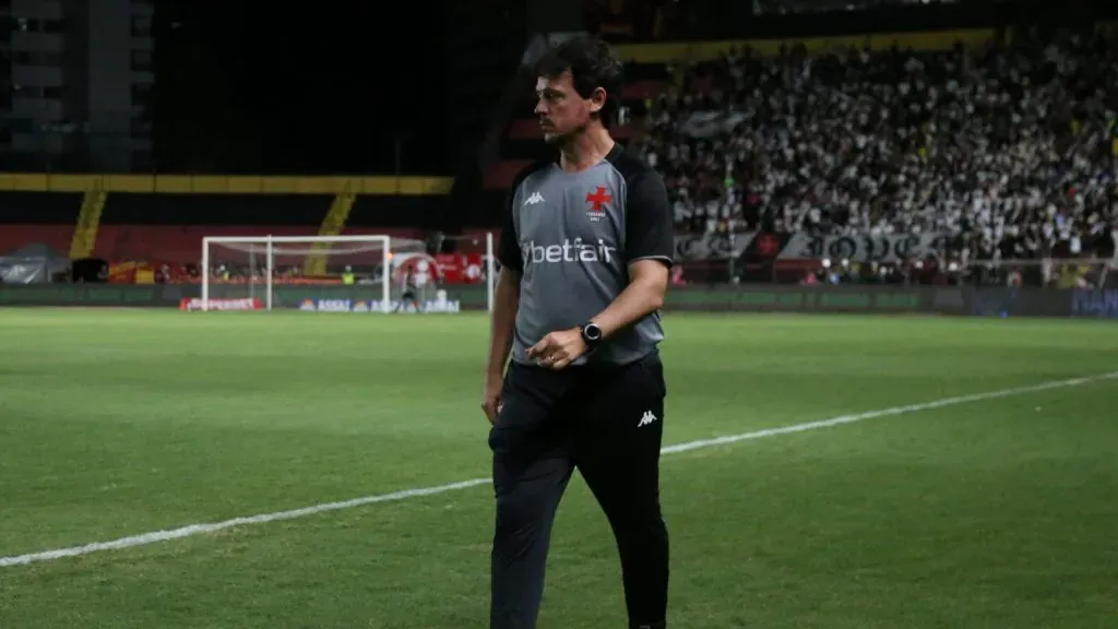 Fernando Diniz vem buscando a evolução no elenco – Foto: Marlon Costa/AGIF