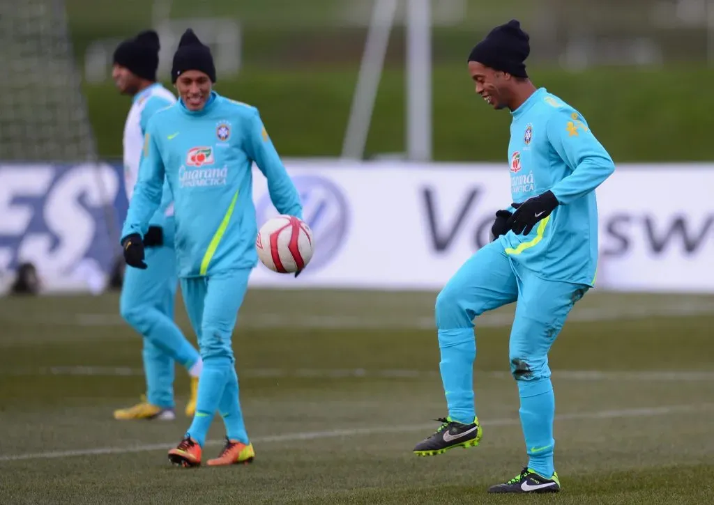 Neymar Jr e Ronaldinho durante treino da Seleção Brasileira no ano de 2013 em Londres, Inglaterra – (Photo by Mike Hewitt/Getty Images)