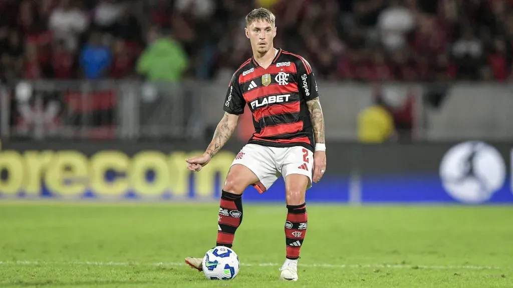 Varela recebe proposta para deixar o Flamengo, mas diretoria descarta – Foto: Thiago Ribeiro/AGIF