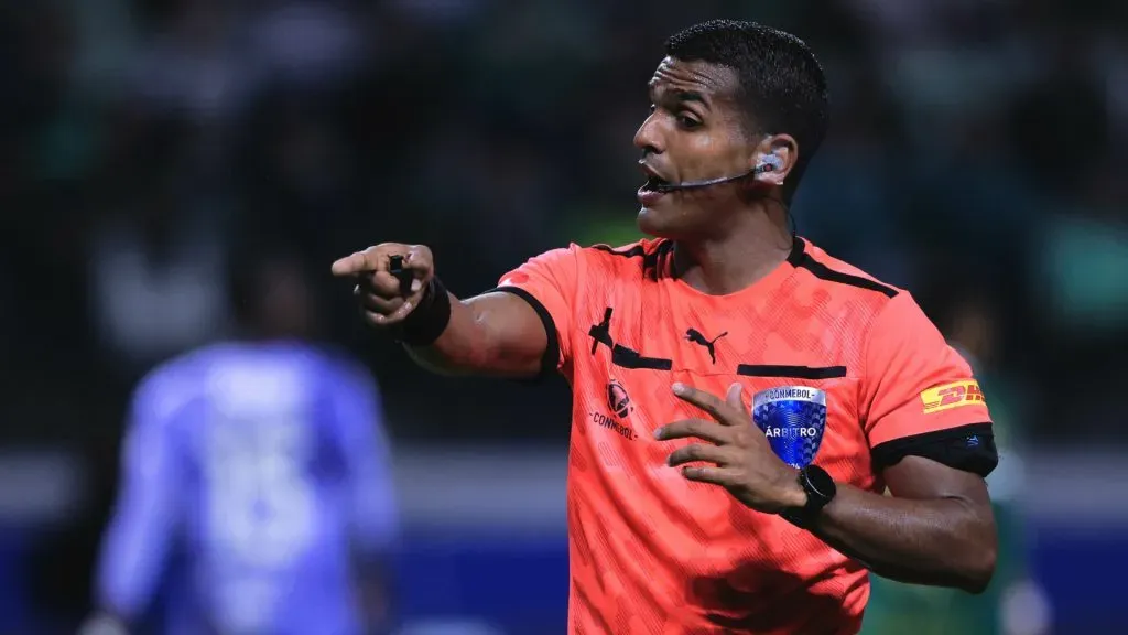 Alexis Herrera é acostumado a apitar grandes jogos pela Libertadores e Sul-Americana – Foto: Ettore Chiereguini/AGIF