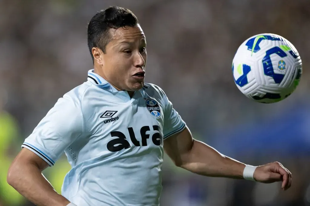 Marlon é o atual titular da lateral-esquerda do Grêmio. Foto: Jorge Rodrigues/AGIF