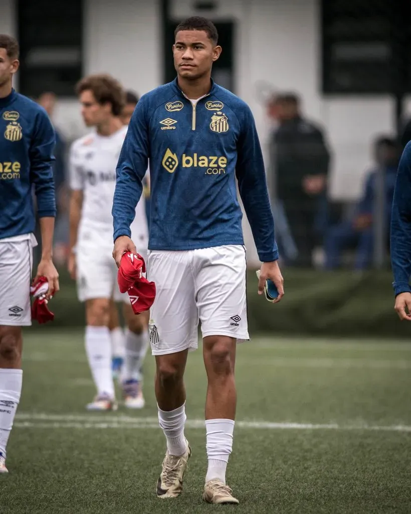 Diego Borges já havia sido relacionado pelo Santos em 2024, mas foi descartado. Venda para o futebol húngaro acabou sendo melhor opção | Foto: Bruno Vaz / Santos FC