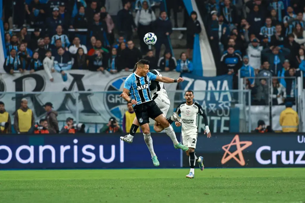 Marlon, jogador do Gremio disputa lance com Rodrigo Garro jogador do Corinthians durante partida no estadio Arena do Gremio pelo campeonato Brasileiro A 2025. Foto: Maxi Franzoi/AGIF