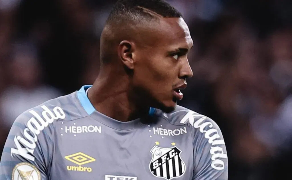 Ettore Chiereguini/AGIF – John em ação pelo Santos.