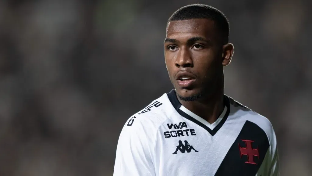 Permanência de Rayan no Vasco ocorreu por pedido de Diniz – Foto: Jorge Rodrigues/AGIF