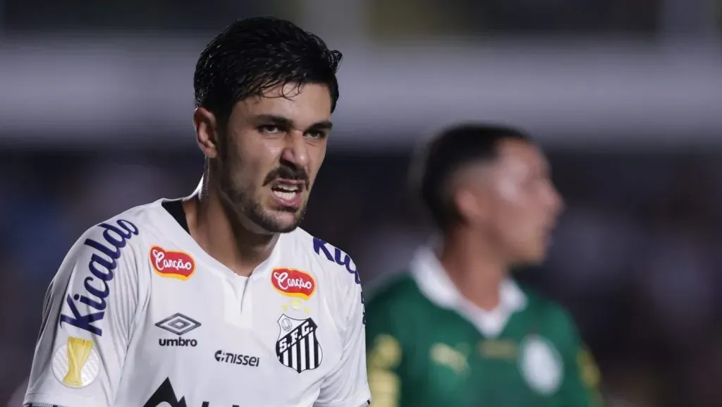 SP – SANTOS – 22/01/2025 – PAULISTA 2025, SANTOS X PALMEIRAS – Joao Basso jogador do Santos durante partida contra o Palmeiras no estadio Vila Belmiro pelo campeonato Paulista 2025. Foto: Ettore Chiereguini/AGIF