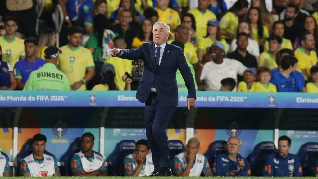 Ancelotti em ação durante a partida contra o Chile – Foto: Marlon Costa/AGIF