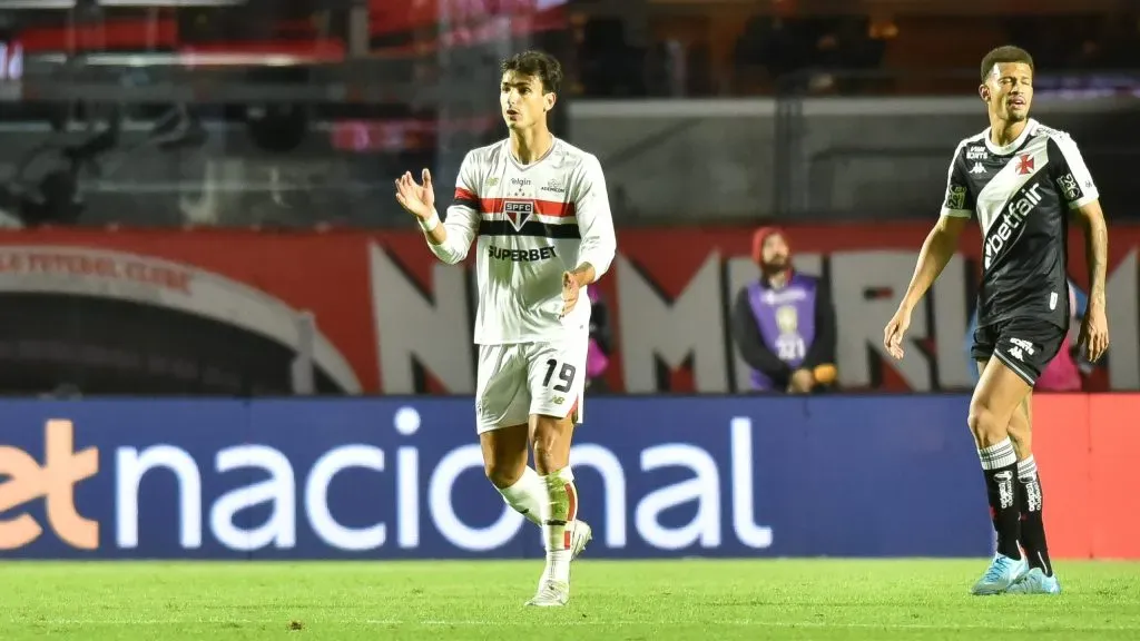 Dinenno jogador do Sao Paulo, durante partida contra o Vasco no estadio do Morumbis, pelo Campeonato Brasileiro A 2025. Foto: Jota Erre/AGIF