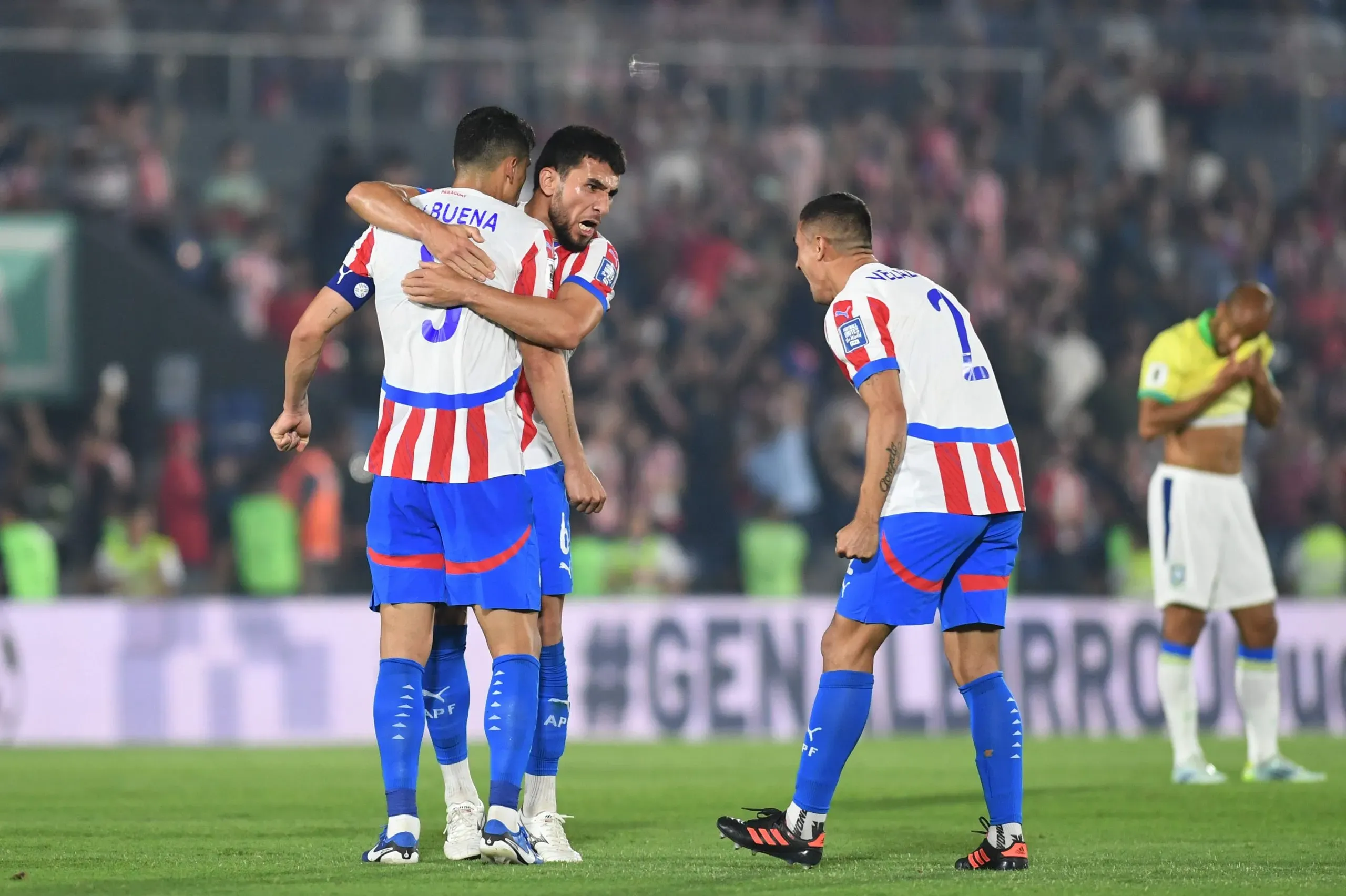 Junior Alonso comemora vaga do Paraguai na Copa com Balbuena – Foto: Christian Alvarenga/Getty Images)