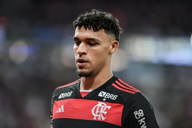 Victor Hugo, jogador do Flamengo, durante partida contra o Sao Paulo no estadio Maracana pelo campeonato Brasileiro A 2024. Foto: Thiago Ribeiro/AGIF