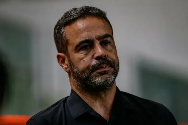 Arthur Jorge, ex-tecnico do Botafogo, durante partida contra o Atletico-MG no estadio Independencia pelo campeonato Brasileiro A 2024. Foto: Fernando Moreno/AGIF