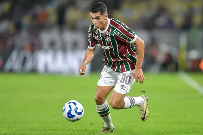 Serna jogador do Fluminense durante partida contra o Gremio no estadio Maracana pelo campeonato Brasileiro A 2025. Foto: Thiago Ribeiro/AGIF