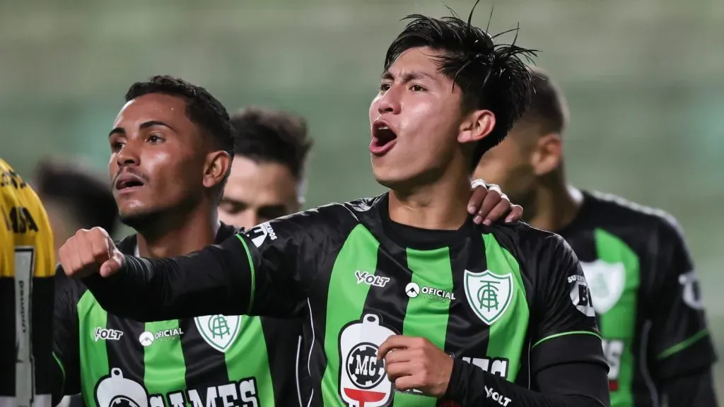 Miguelito jogador do America-MG comemora seu gol durante partida contra o Criciuma no estadio Independencia pelo campeonato Brasileiro B 2025. Foto: Gilson Lobo/AGIF