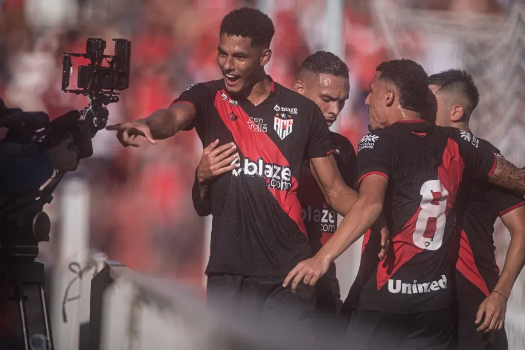Alix Vinícius, que atuava pelo Atlético-GO, foi oficialmente apresentado no Bragantino. Foto: Isabela Azine/AGIF