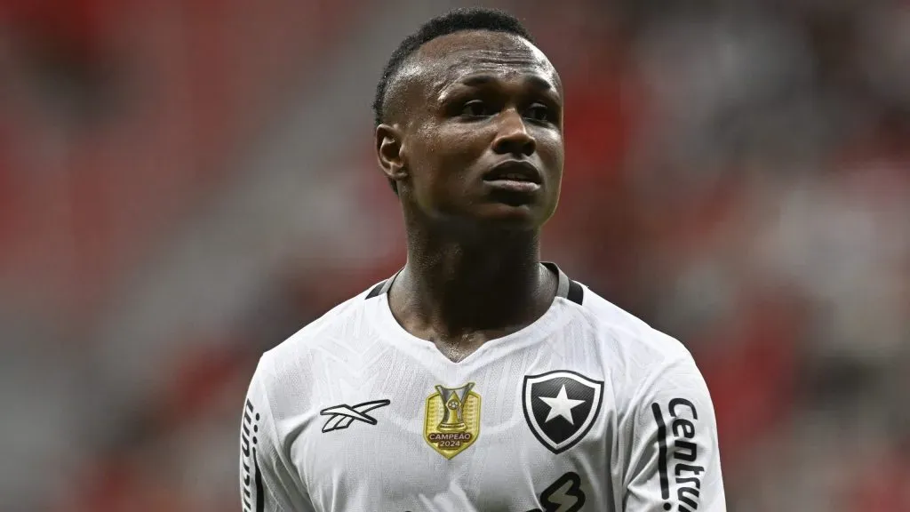 Nathan Fernandes jogador do Botafogo durante partida contra o Capital no estadio Mane Garrincha pelo campeonato Copa Do Brasil 2025. Foto: Mateus Bonomi/AGIF