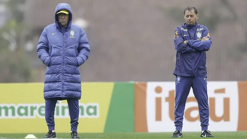 Ancelotti em atento no treino da Seleção – Foto: @rafaelribeirorio I CBF
