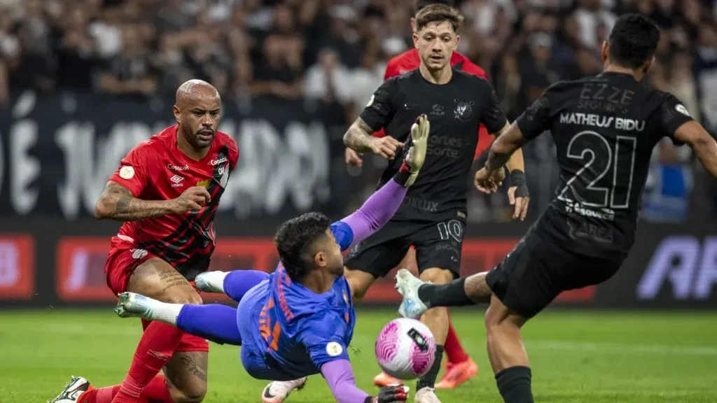 Matheus Bidu e Garro no último duelo entre Corinthians x Athletico-PR em Itaquera – Foto: Anderson Romão/AGIF