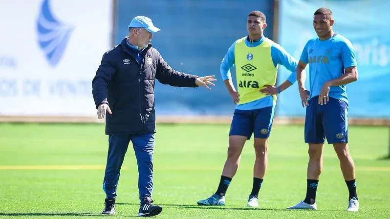 Mano Menezes vem preparando mudança no elenco – FOTO: LUCAS UEBEL/GREMIO FBPA