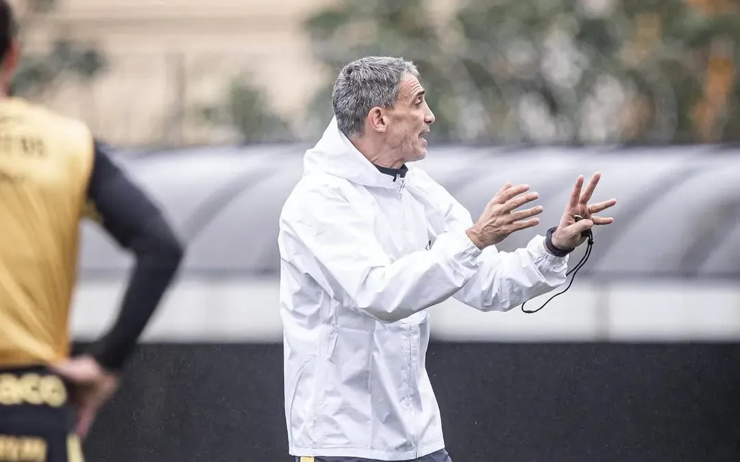 Pablo Vojvoda, treinador Santos durante treino coletivo da equipe no CT. Foto: Arthur Barreta/Santos FC
