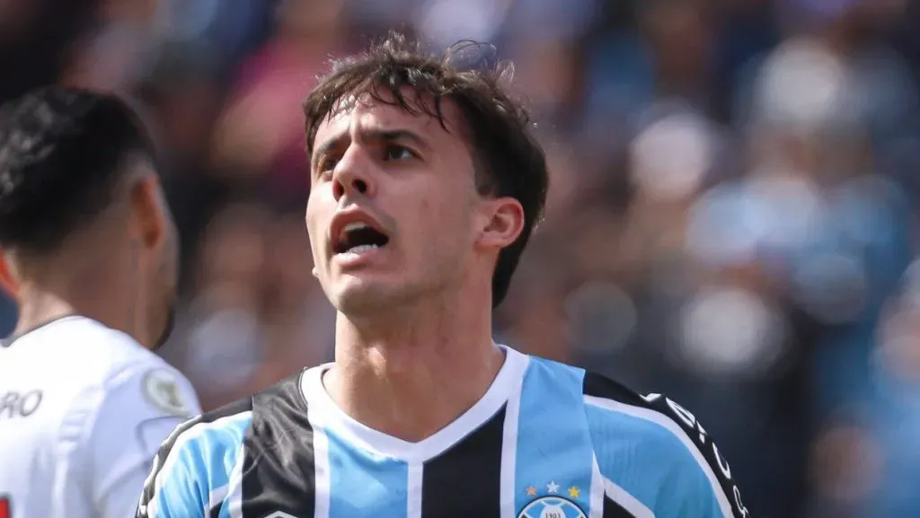 Felipe Carballo jogador do Gremio lamenta durante partida contra o Vitoria no estadio Francisco Stedile pelo campeonato Brasileiro A 2024.