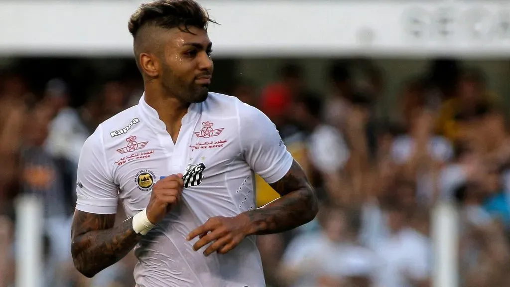 Gabriel Barbosa comemorando pelo Santos na semifinal do Paulistão 2016 – Foto: Daniel Vorley/AGIF