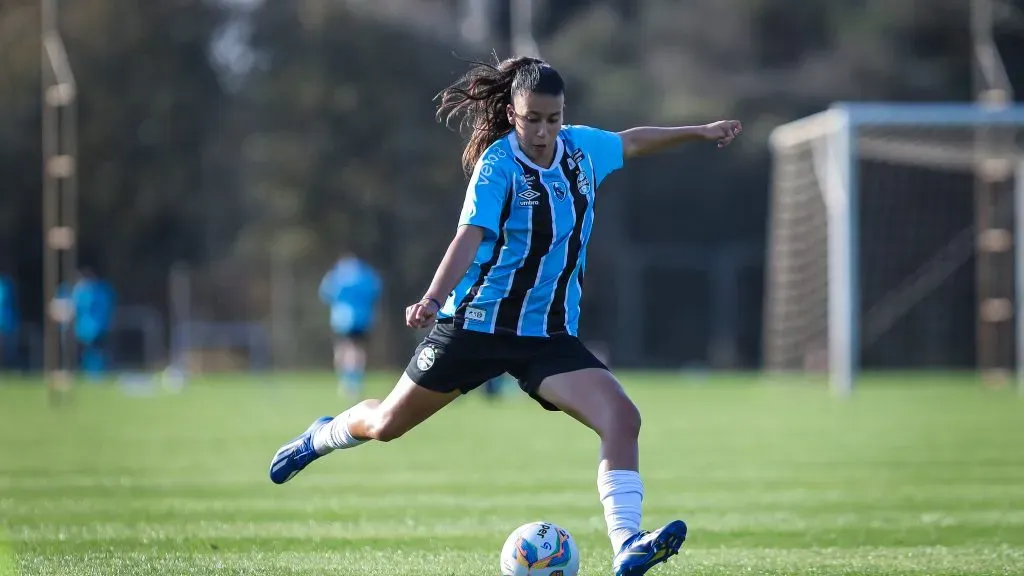 Jogadora do Grêmio sub-20 em campo