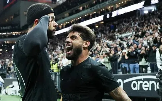 Memphis Depay do Corinthians comemora gol com Yuri Alberto durante duelo contra o Vasco no Brasileirao 2025, na Neo Quimica Arena. Foto. Alexandre Schneider/Getty Images)