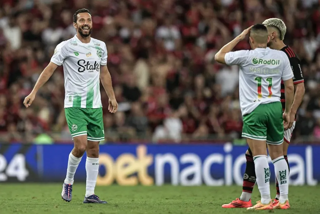 Nenê jogador do Juventude recebe cartão vermelho do arbitro durante partida contra o Flamengo pelo campeonato Brasileiro A 2024 – Foto: Thiago Ribeiro/AGIF